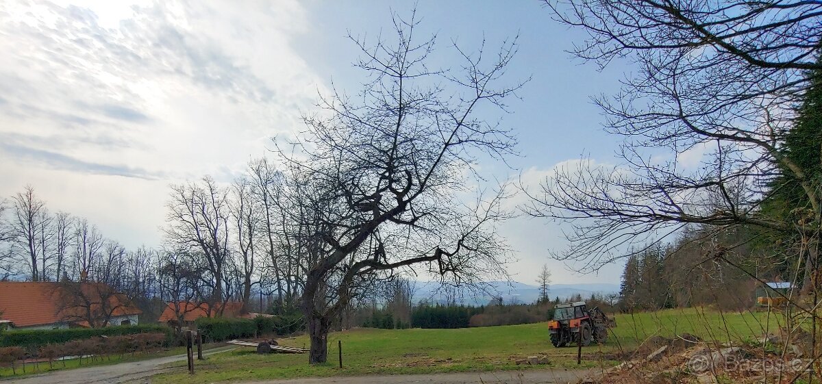 Výjimečný soubor pozemků na polosamotě v lese – 853 m²