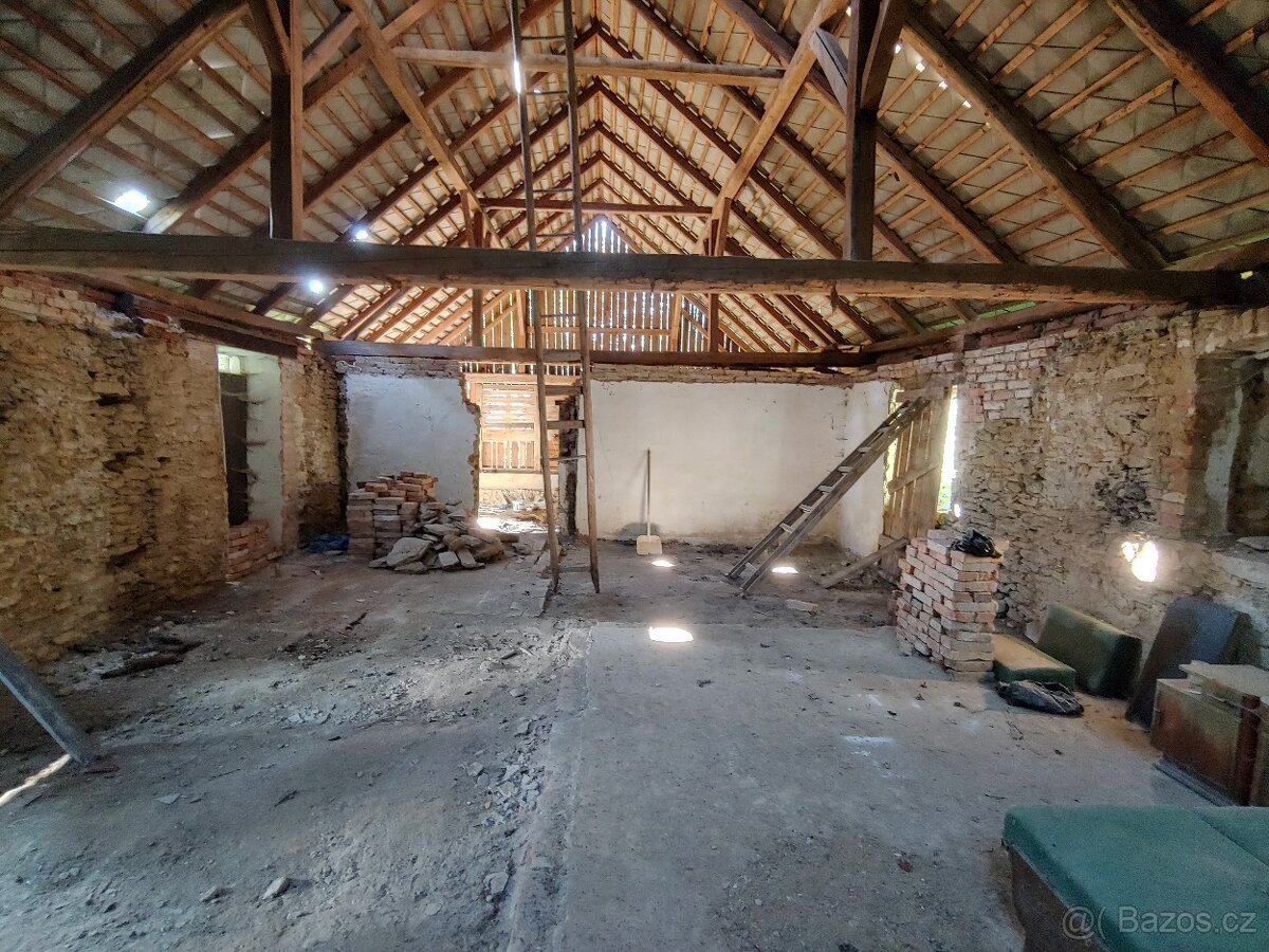Výjimečný soubor pozemků na polosamotě v lese – 853 m²