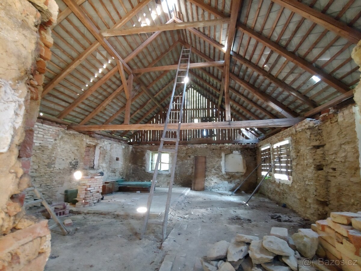 Výjimečný soubor pozemků na polosamotě v lese – 853 m²
