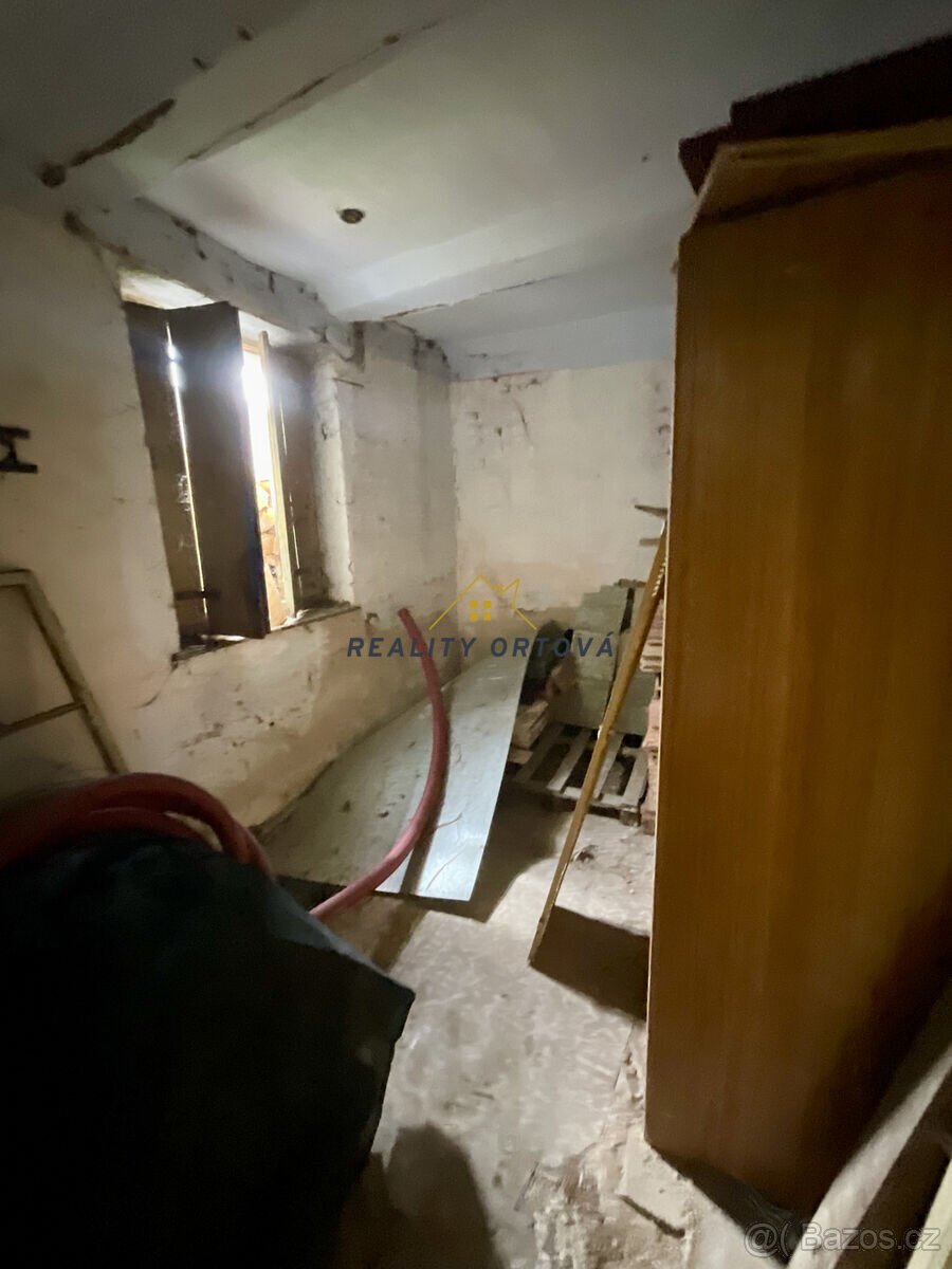 Dům s velkou stodolou a oploceným pozemkem 782 m² – Ohnišťan