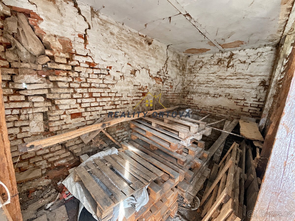 Dům s velkou stodolou a oploceným pozemkem 782 m² – Ohnišťan