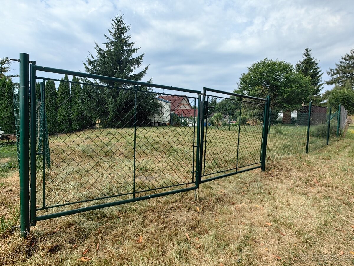 Stavební pozemek s mobilním domem, altánem a zahradou