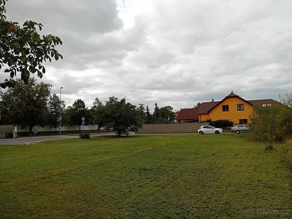 Prodej stavebního pozemku 889 m² Semonická, Praha - Horní Po