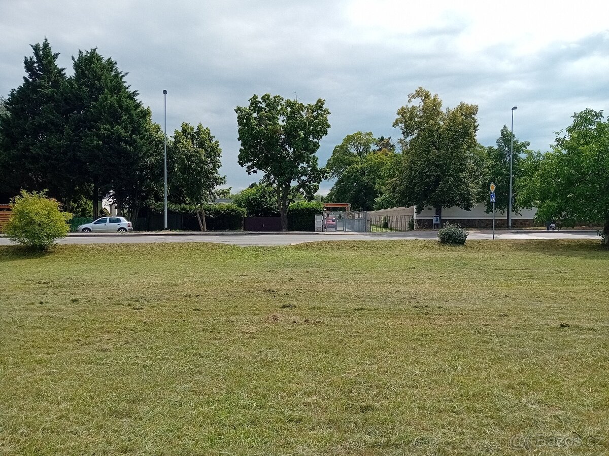 Prodej stavebního pozemku 889 m² Semonická, Praha - Horní Po